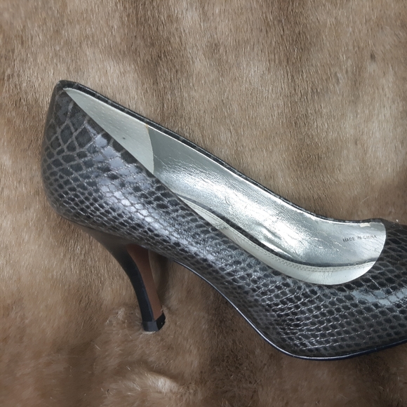 Tahari snake skin -peep toe heels - Picture 2 of 10
